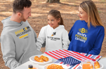 hoodie-mockup-of-a-family-eating-together-on-the-4th-of-july-33039