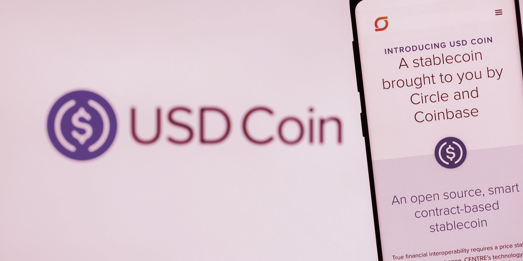 Coinbase, Binance Suspend USDC Conversions as Dollar Peg Wobbles