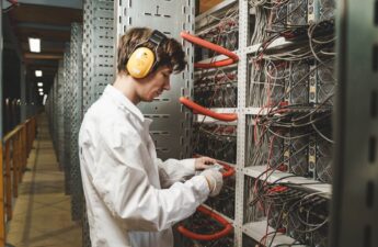 Russia Takes Second Place by Power Capacity in Crypto Mining, Reports