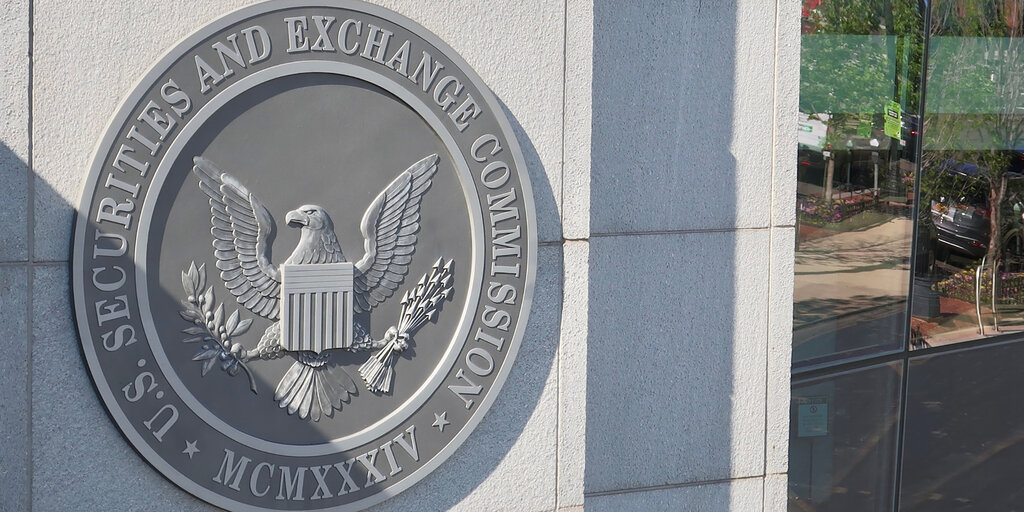 SEC Calls BlackRock, Fidelity Bitcoin ETF Applications Inadequate: WSJ