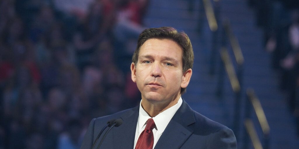 Ron DeSantis Promises to End 'Biden's War on Bitcoin', Toss CBDC 'Into the Trash Can'