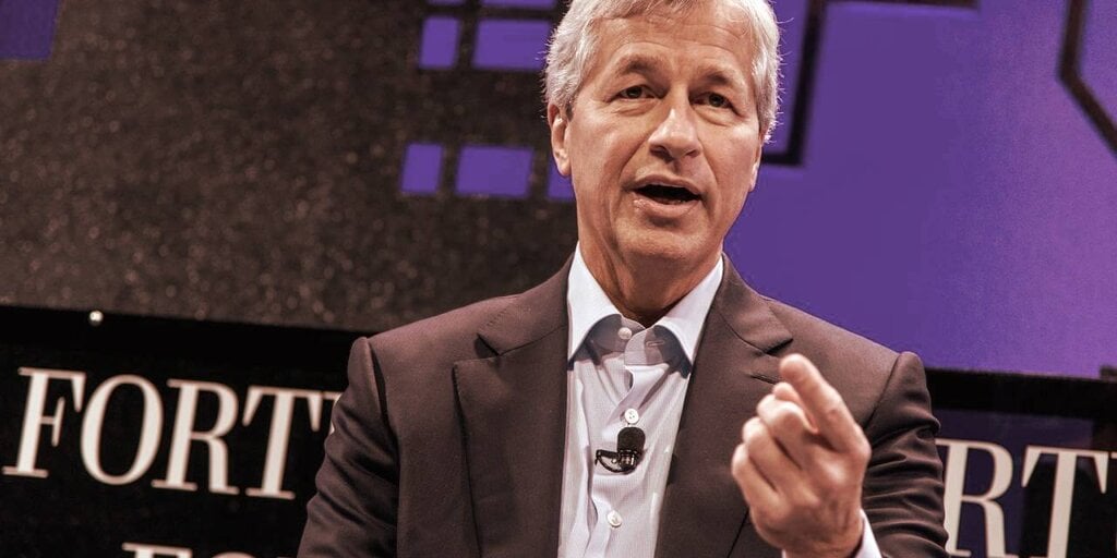 JP Morgan CEO Jamie Dimon Says Feds Should 'Close Down' Bitcoin