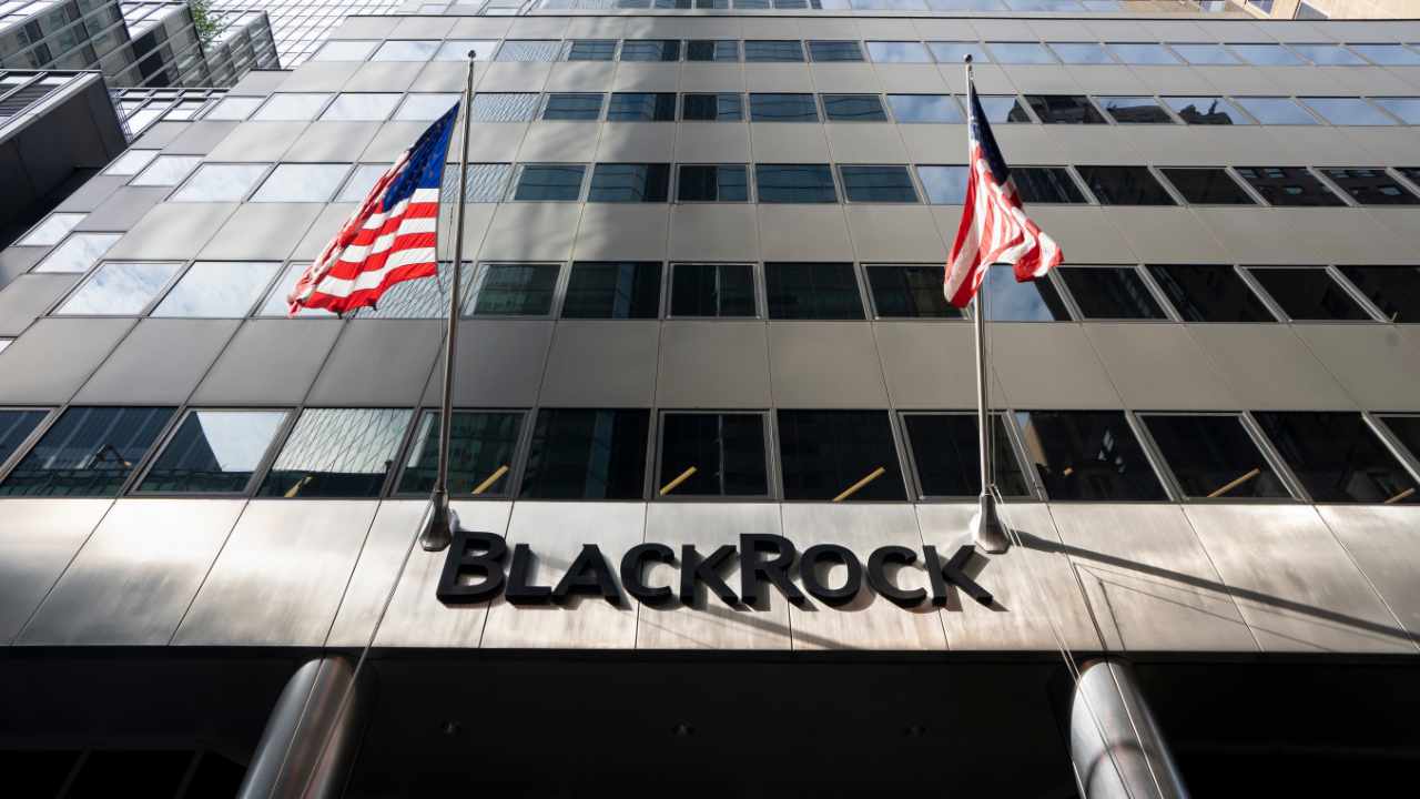 Blackrock’s Bitcoin ETF Single-Handedly Offsets Grayscale’s $600M Outflow — IBIT Now Holds 161K BTC