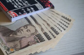 Japanese Yen Tumbles to 34-Year Low Against Soaring US Dollar