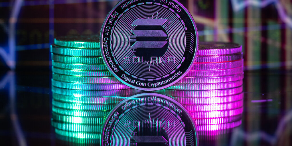 Solana Funds Mark Record Losses While Bitcoin ETFs Gain