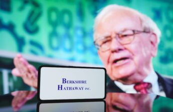 Warren Buffett’s Berkshire Hathaway Increases Holdings in Brazilian Digital Bank Nubank