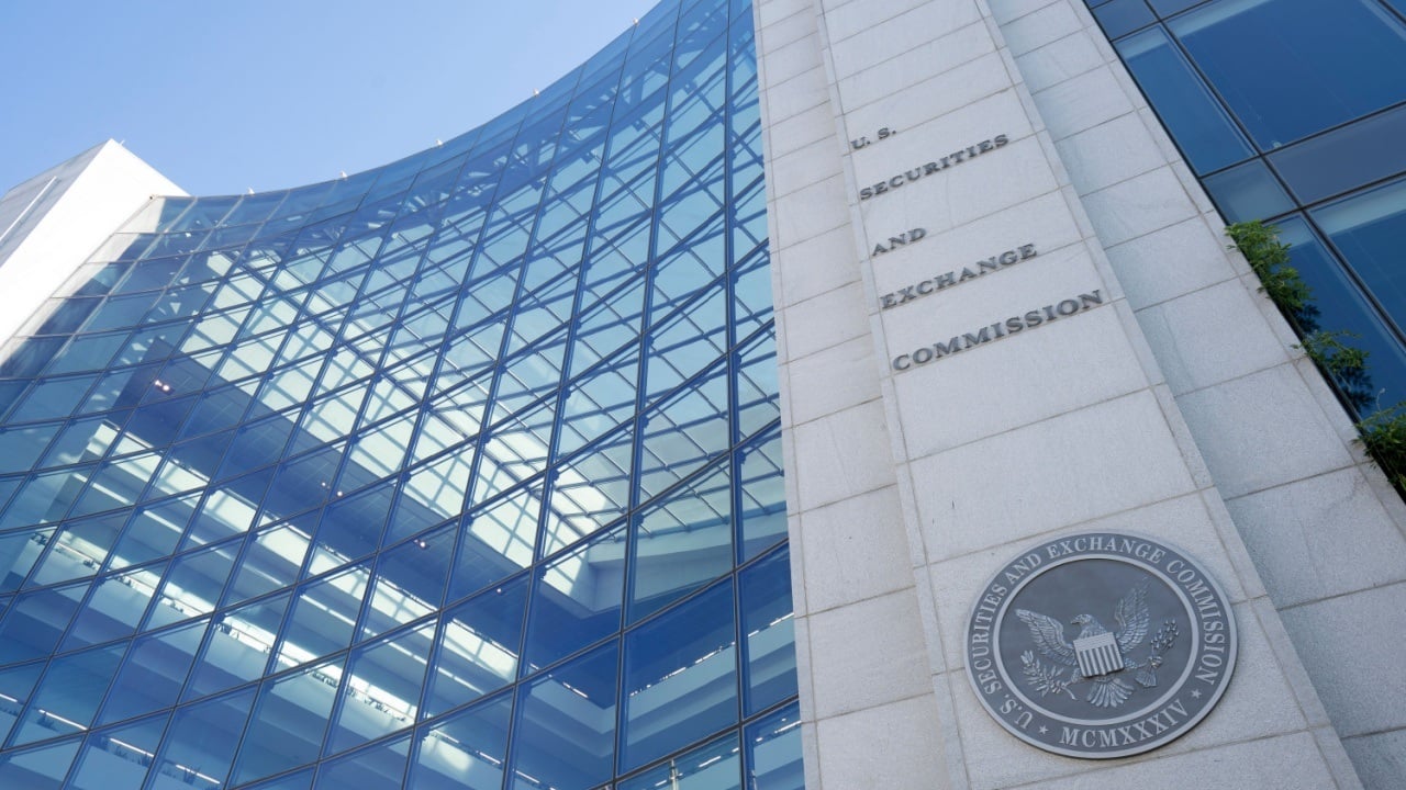 Former SEC Chief Talks Dismantling of Crypto Enforcement: ‘C’est La Vie and to the Moon’